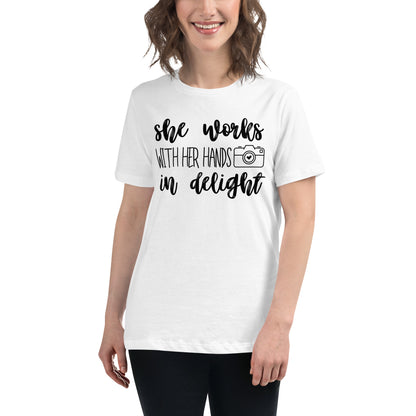 Mädchen-T-Shirts – sie arbeitet mit ihren Händen – schwarzes Logo