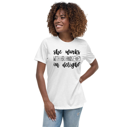 Mädchen-T-Shirts – sie arbeitet mit ihren Händen – schwarzes Logo